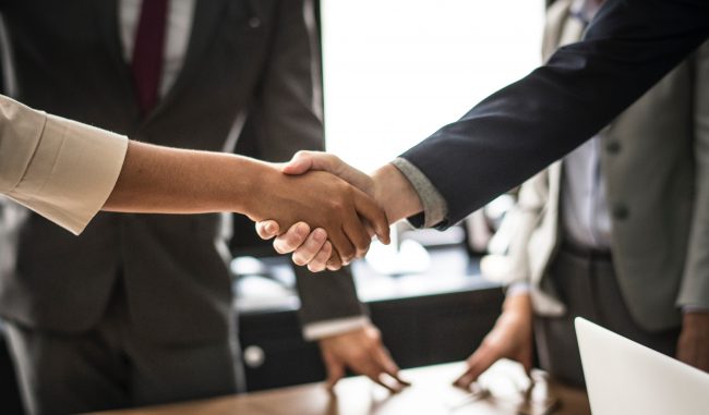 achievement-agreement-body-language-1179804 comment commencer un business au maroc