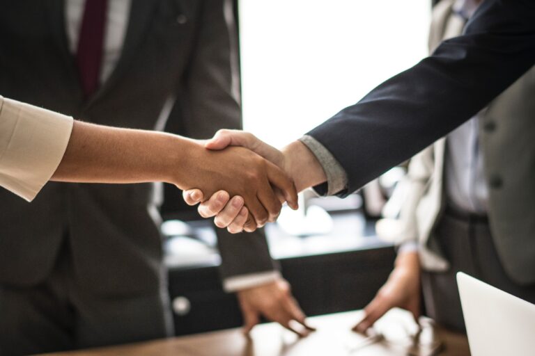 achievement-agreement-body-language-1179804 comment commencer un business au maroc